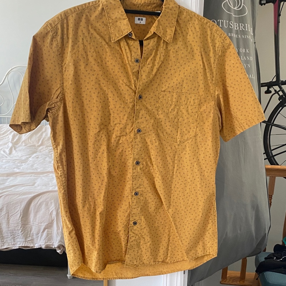 Uniqlo Men's Yellow Short Sleeve Shirt